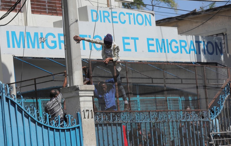 HAITI-PROTESTS/ People try to force their way in to apply for a passport at an immigration office, in Port-au-Prince, Haiti February 17, 2023. REUTERS/Ralph Tedy Erol