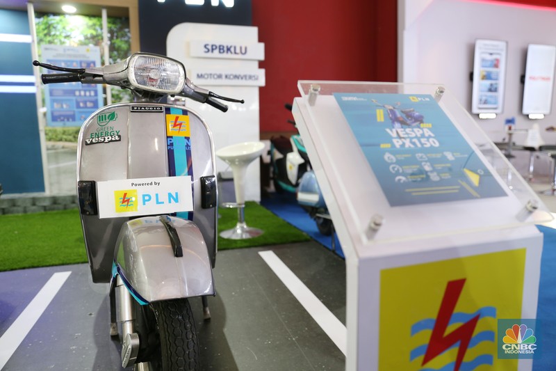 Pengunjung melihat motor lawas yang di konversi menjadi motor listrik pada booth PLN dalam ajang pameran otomotif Indonesia International Motor Show (IIMS) 2023 pada Sabtu (18/2/2023). Pengunjung melihat motor lawas yang di konversi menjadi motor listrik pada booth PLN dalam ajang pameran otomotif Indonesia International Motor Show (IIMS) 2023 pada Sabtu (18/2/2023). (CNBC Indonesia/Tias Budiarto)