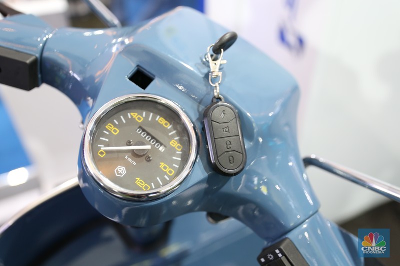 Pengunjung melihat motor lawas yang di konversi menjadi motor listrik pada booth PLN dalam ajang pameran otomotif Indonesia International Motor Show (IIMS) 2023 pada Sabtu (18/2/2023). Pengunjung melihat motor lawas yang di konversi menjadi motor listrik pada booth PLN dalam ajang pameran otomotif Indonesia International Motor Show (IIMS) 2023 pada Sabtu (18/2/2023). (CNBC Indonesia/Tias Budiarto)