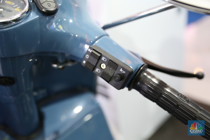 Pengunjung melihat motor lawas yang di konversi menjadi motor listrik pada booth PLN dalam ajang pameran otomotif Indonesia International Motor Show (IIMS) 2023 pada Sabtu (18/2/2023). Pengunjung melihat motor lawas yang di konversi menjadi motor listrik pada booth PLN dalam ajang pameran otomotif Indonesia International Motor Show (IIMS) 2023 pada Sabtu (18/2/2023). (CNBC Indonesia/Tias Budiarto)