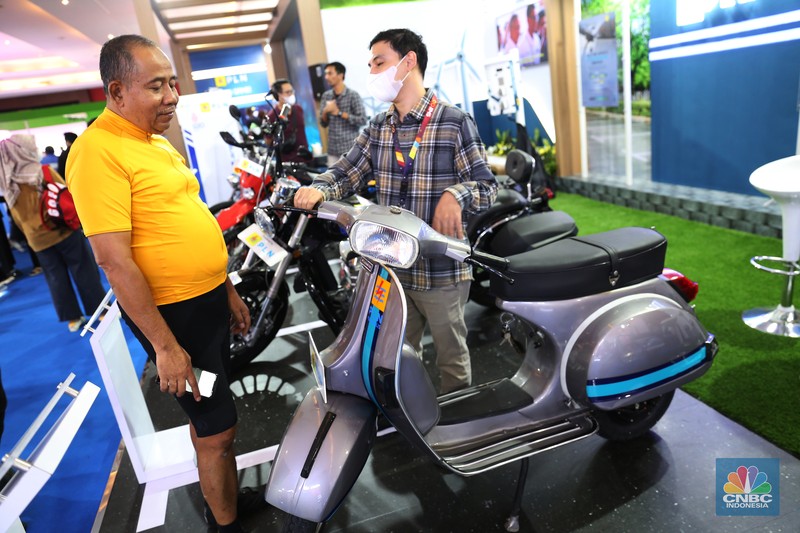 Pengunjung melihat motor lawas yang di konversi menjadi motor listrik pada booth PLN dalam ajang pameran otomotif Indonesia International Motor Show (IIMS) 2023 pada Sabtu (18/2/2023). Pengunjung melihat motor lawas yang di konversi menjadi motor listrik pada booth PLN dalam ajang pameran otomotif Indonesia International Motor Show (IIMS) 2023 pada Sabtu (18/2/2023). (CNBC Indonesia/Tias Budiarto)