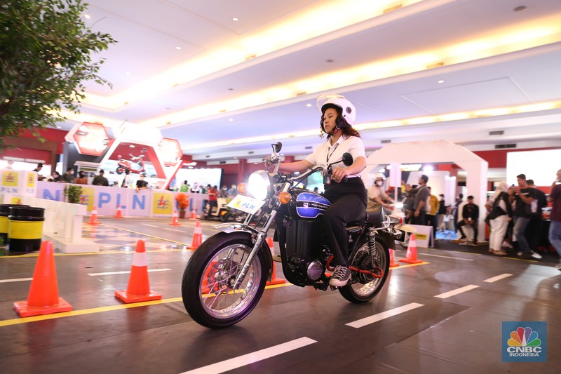 Pengunjung melihat motor lawas yang di konversi menjadi motor listrik pada booth PLN dalam ajang pameran otomotif Indonesia International Motor Show (IIMS) 2023 pada Sabtu (18/2/2023). Pengunjung melihat motor lawas yang di konversi menjadi motor listrik pada booth PLN dalam ajang pameran otomotif Indonesia International Motor Show (IIMS) 2023 pada Sabtu (18/2/2023). (CNBC Indonesia/Tias Budiarto)