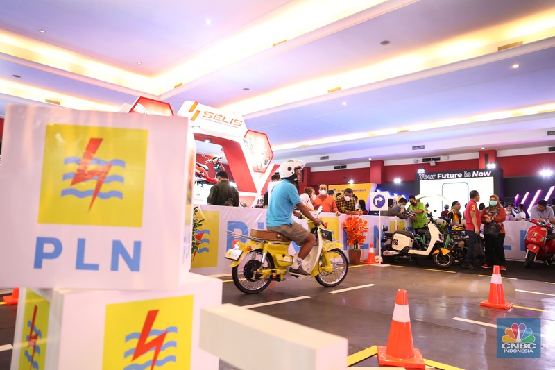 Pengunjung melihat motor lawas yang di konversi menjadi motor listrik pada booth PLN dalam ajang pameran otomotif Indonesia International Motor Show (IIMS) 2023 pada Sabtu (18/2/2023). Pengunjung melihat motor lawas yang di konversi menjadi motor listrik pada booth PLN dalam ajang pameran otomotif Indonesia International Motor Show (IIMS) 2023 pada Sabtu (18/2/2023). (CNBC Indonesia/Tias Budiarto)