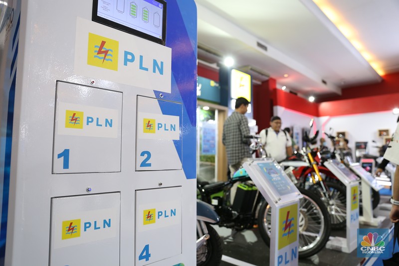 Pengunjung melihat motor lawas yang di konversi menjadi motor listrik pada booth PLN dalam ajang pameran otomotif Indonesia International Motor Show (IIMS) 2023 pada Sabtu (18/2/2023). Pengunjung melihat motor lawas yang di konversi menjadi motor listrik pada booth PLN dalam ajang pameran otomotif Indonesia International Motor Show (IIMS) 2023 pada Sabtu (18/2/2023). (CNBC Indonesia/Tias Budiarto)
