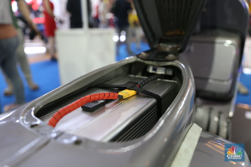 Pengunjung melihat motor lawas yang di konversi menjadi motor listrik pada booth PLN dalam ajang pameran otomotif Indonesia International Motor Show (IIMS) 2023 pada Sabtu (18/2/2023). Pengunjung melihat motor lawas yang di konversi menjadi motor listrik pada booth PLN dalam ajang pameran otomotif Indonesia International Motor Show (IIMS) 2023 pada Sabtu (18/2/2023). (CNBC Indonesia/Tias Budiarto)