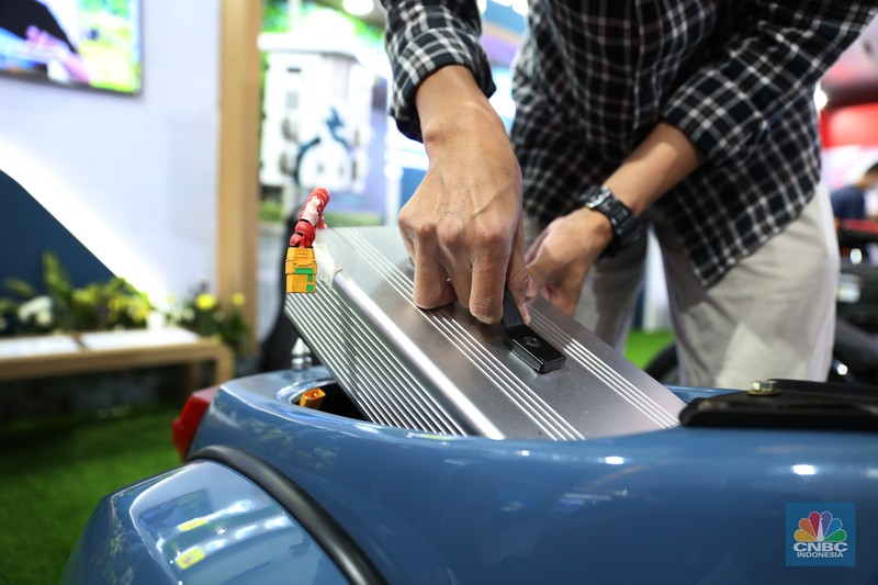Pengunjung melihat motor lawas yang di konversi menjadi motor listrik pada booth PLN dalam ajang pameran otomotif Indonesia International Motor Show (IIMS) 2023 pada Sabtu (18/2/2023). Pengunjung melihat motor lawas yang di konversi menjadi motor listrik pada booth PLN dalam ajang pameran otomotif Indonesia International Motor Show (IIMS) 2023 pada Sabtu (18/2/2023). (CNBC Indonesia/Tias Budiarto)