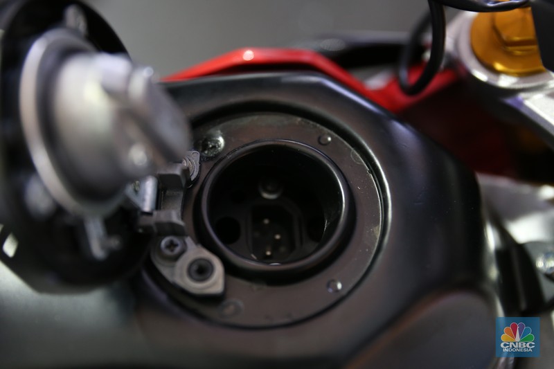 Pengunjung melihat motor lawas yang di konversi menjadi motor listrik pada booth PLN dalam ajang pameran otomotif Indonesia International Motor Show (IIMS) 2023 pada Sabtu (18/2/2023). Pengunjung melihat motor lawas yang di konversi menjadi motor listrik pada booth PLN dalam ajang pameran otomotif Indonesia International Motor Show (IIMS) 2023 pada Sabtu (18/2/2023). (CNBC Indonesia/Tias Budiarto)