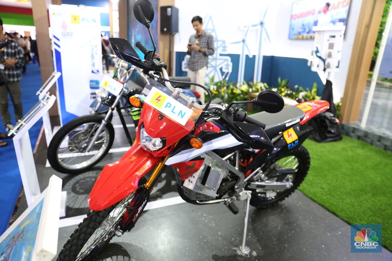 Pengunjung melihat motor lawas yang di konversi menjadi motor listrik pada booth PLN dalam ajang pameran otomotif Indonesia International Motor Show (IIMS) 2023 pada Sabtu (18/2/2023). Pengunjung melihat motor lawas yang di konversi menjadi motor listrik pada booth PLN dalam ajang pameran otomotif Indonesia International Motor Show (IIMS) 2023 pada Sabtu (18/2/2023). (CNBC Indonesia/Tias Budiarto)