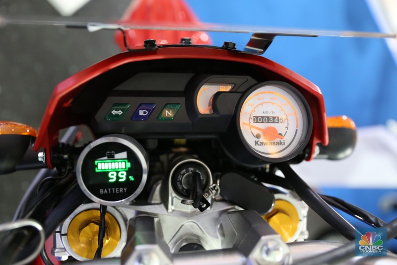 Pengunjung melihat motor lawas yang di konversi menjadi motor listrik pada booth PLN dalam ajang pameran otomotif Indonesia International Motor Show (IIMS) 2023 pada Sabtu (18/2/2023). Pengunjung melihat motor lawas yang di konversi menjadi motor listrik pada booth PLN dalam ajang pameran otomotif Indonesia International Motor Show (IIMS) 2023 pada Sabtu (18/2/2023). (CNBC Indonesia/Tias Budiarto)