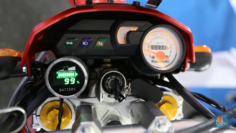 Pengunjung melihat motor lawas yang di konversi menjadi motor listrik pada booth PLN dalam ajang pameran otomotif Indonesia International Motor Show (IIMS) 2023 pada Sabtu (18/2/2023). (CNBC Indonesia/Tias Budiarto)