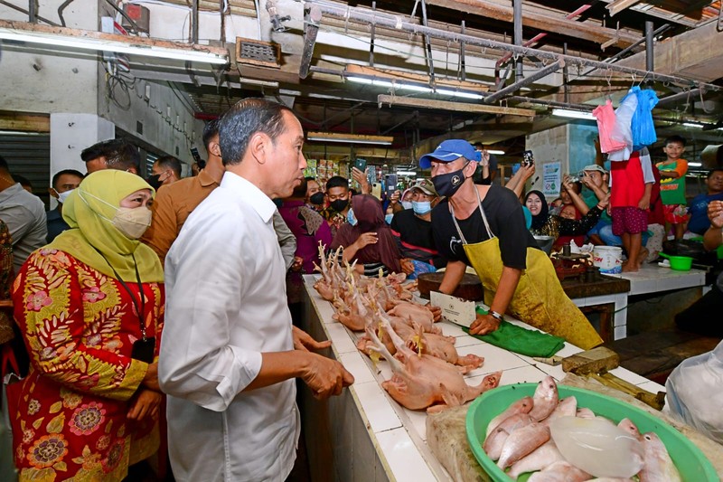 Presiden Joko Widodo mengunjungi Pasar Wonokromo, Kota Surabaya, Provinsi Jawa Timur, pada Sabtu, 18 Februari 2023, untuk mengecek harga bahan pangan seperti beras, minyak goreng, dan telur. Foto: BPMI Setpres/Muchlis Jr. Presiden Joko Widodo mengunjungi Pasar Wonokromo, Kota Surabaya, Provinsi Jawa Timur, pada Sabtu, 18 Februari 2023, untuk mengecek harga bahan pangan seperti beras, minyak goreng, dan telur. Foto: BPMI Setpres/Muchlis Jr.