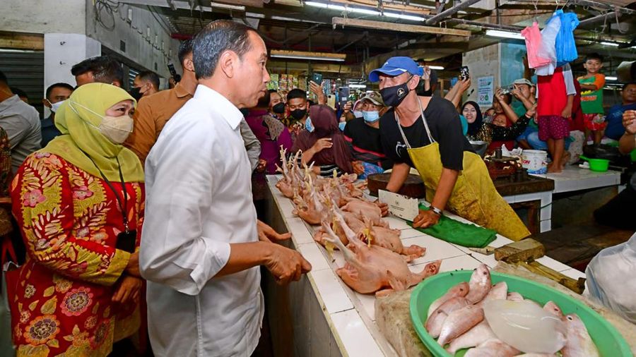 Presiden Joko Widodo mengunjungi Pasar Wonokromo, Kota Surabaya, Provinsi Jawa Timur, pada Sabtu, 18 Februari 2023, untuk mengecek harga bahan pangan seperti beras, minyak goreng, dan telur. Foto: BPMI Setpres/Muchlis Jr.