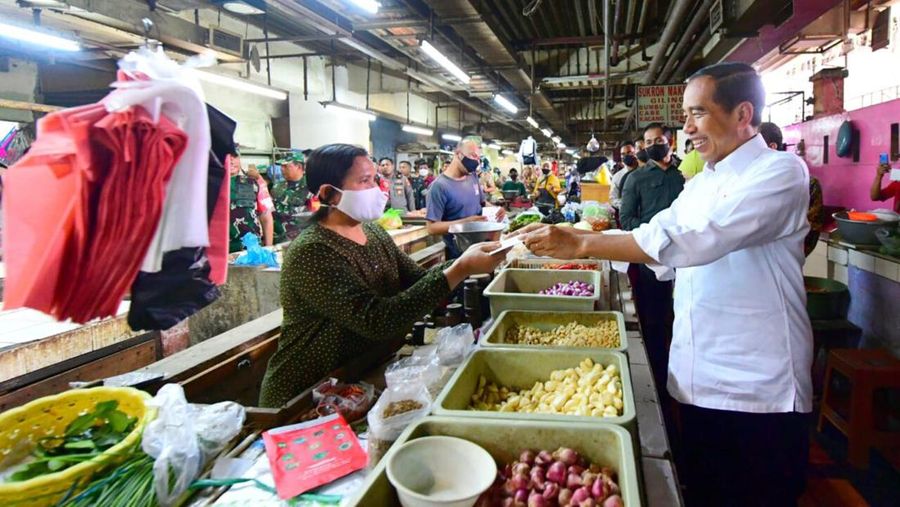 Presiden Joko Widodo mengunjungi Pasar Wonokromo, Kota Surabaya, Provinsi Jawa Timur, pada Sabtu, 18 Februari 2023, untuk mengecek harga bahan pangan seperti beras, minyak goreng, dan telur. Foto: BPMI Setpres/Muchlis Jr.