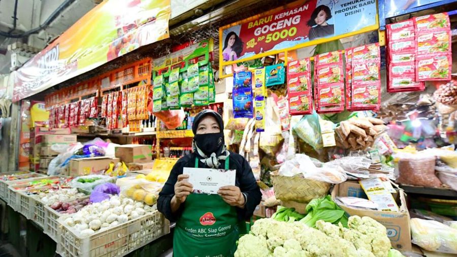 Presiden Joko Widodo mengunjungi Pasar Wonokromo, Kota Surabaya, Provinsi Jawa Timur, pada Sabtu, 18 Februari 2023, untuk mengecek harga bahan pangan seperti beras, minyak goreng, dan telur. Foto: BPMI Setpres/Muchlis Jr.