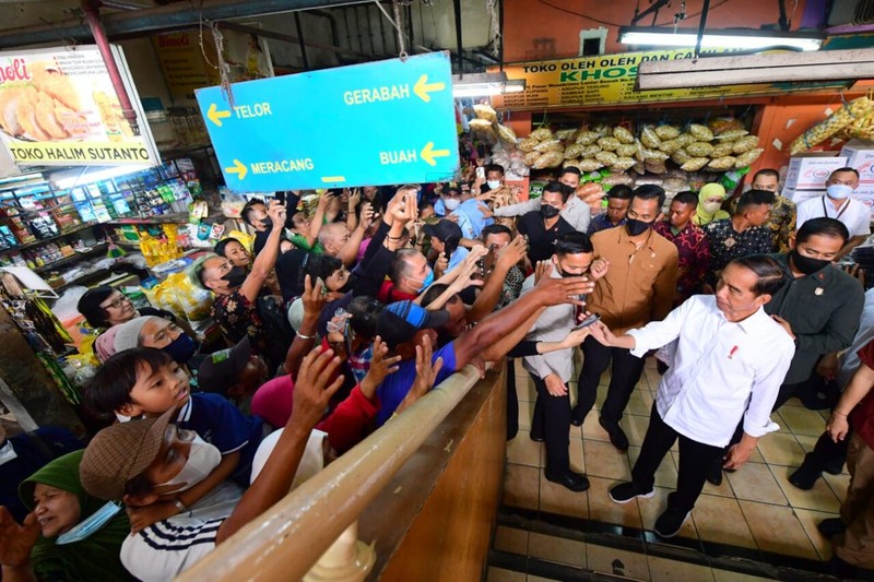 Presiden Joko Widodo mengunjungi Pasar Wonokromo, Kota Surabaya, Provinsi Jawa Timur, pada Sabtu, 18 Februari 2023, untuk mengecek harga bahan pangan seperti beras, minyak goreng, dan telur. Foto: BPMI Setpres/Muchlis Jr. Presiden Joko Widodo mengunjungi Pasar Wonokromo, Kota Surabaya, Provinsi Jawa Timur, pada Sabtu, 18 Februari 2023, untuk mengecek harga bahan pangan seperti beras, minyak goreng, dan telur. Foto: BPMI Setpres/Muchlis Jr.