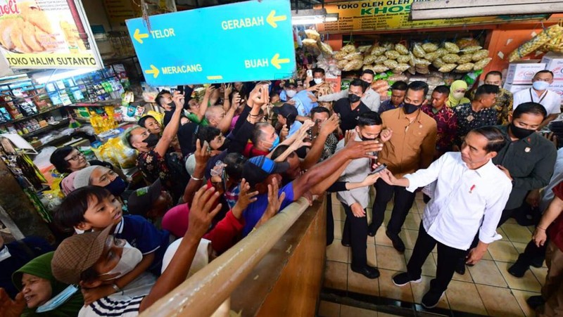Presiden Joko Widodo mengunjungi Pasar Wonokromo, Kota Surabaya, Provinsi Jawa Timur, pada Sabtu, 18 Februari 2023, untuk mengecek harga bahan pangan seperti beras, minyak goreng, dan telur. Foto: BPMI Setpres/Muchlis Jr.