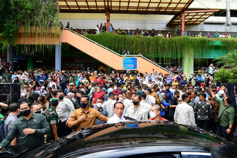 Presiden Joko Widodo mengunjungi Pasar Wonokromo, Kota Surabaya, Provinsi Jawa Timur, pada Sabtu, 18 Februari 2023, untuk mengecek harga bahan pangan seperti beras, minyak goreng, dan telur. Foto: BPMI Setpres/Muchlis Jr. Presiden Joko Widodo mengunjungi Pasar Wonokromo, Kota Surabaya, Provinsi Jawa Timur, pada Sabtu, 18 Februari 2023, untuk mengecek harga bahan pangan seperti beras, minyak goreng, dan telur. Foto: BPMI Setpres/Muchlis Jr.
