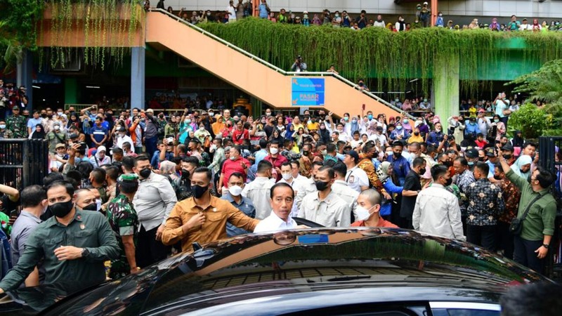Presiden Joko Widodo mengunjungi Pasar Wonokromo, Kota Surabaya, Provinsi Jawa Timur, pada Sabtu, 18 Februari 2023, untuk mengecek harga bahan pangan seperti beras, minyak goreng, dan telur. Foto: BPMI Setpres/Muchlis Jr.