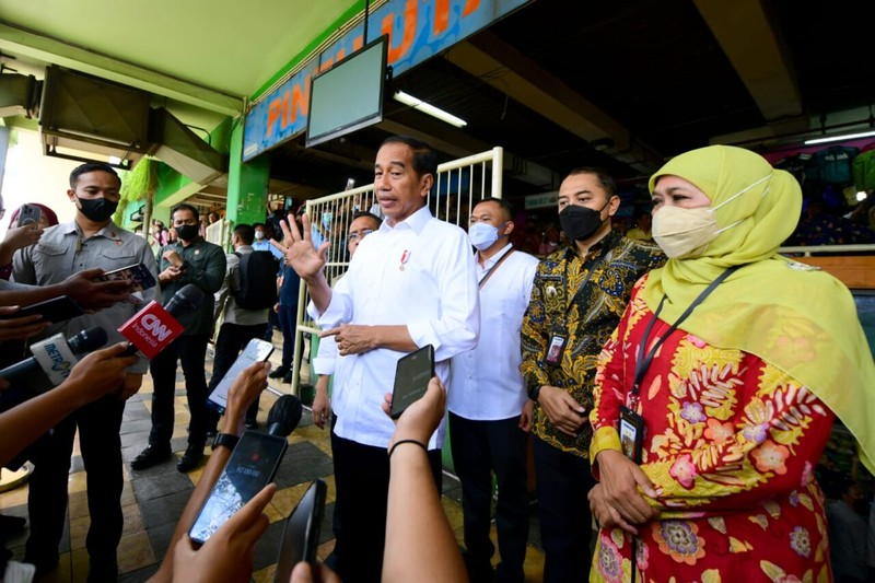 Presiden Joko Widodo mengunjungi Pasar Wonokromo, Kota Surabaya, Provinsi Jawa Timur, pada Sabtu, 18 Februari 2023, untuk mengecek harga bahan pangan seperti beras, minyak goreng, dan telur. Foto: BPMI Setpres/Muchlis Jr.