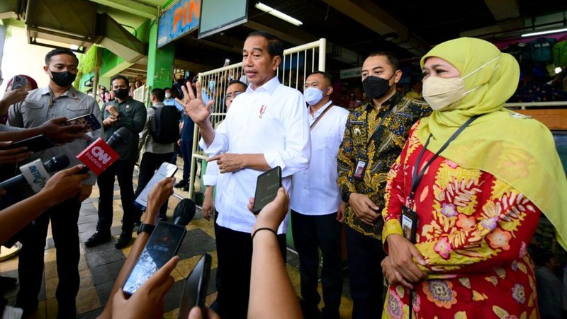 Presiden Joko Widodo mengunjungi Pasar Wonokromo, Kota Surabaya, Provinsi Jawa Timur, pada Sabtu, 18 Februari 2023, untuk mengecek harga bahan pangan seperti beras, minyak goreng, dan telur. Foto: BPMI Setpres/Muchlis Jr.