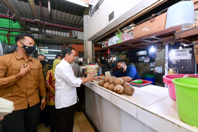 Presiden Joko Widodo mengunjungi Pasar Wonokromo, Kota Surabaya, Provinsi Jawa Timur, pada Sabtu, 18 Februari 2023, untuk mengecek harga bahan pangan seperti beras, minyak goreng, dan telur. Foto: BPMI Setpres/Muchlis Jr. Presiden Joko Widodo mengunjungi Pasar Wonokromo, Kota Surabaya, Provinsi Jawa Timur, pada Sabtu, 18 Februari 2023, untuk mengecek harga bahan pangan seperti beras, minyak goreng, dan telur. Foto: BPMI Setpres/Muchlis Jr.