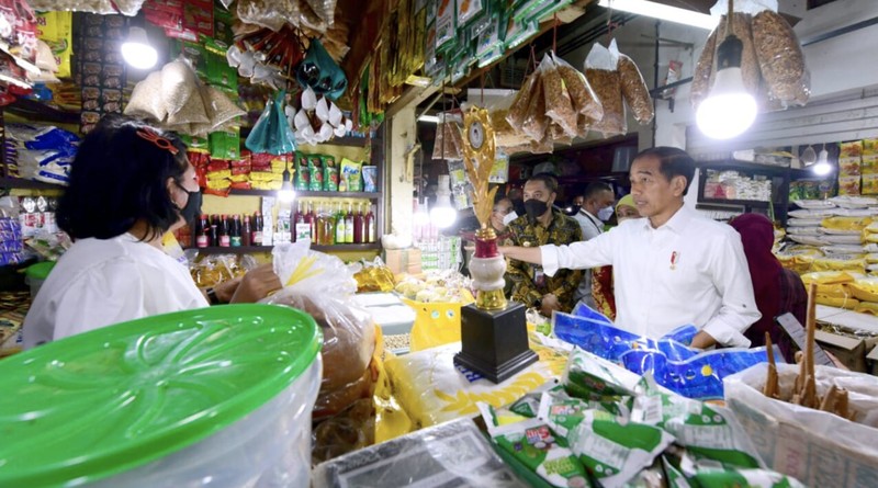 Presiden Joko Widodo mengunjungi Pasar Wonokromo, Kota Surabaya, Provinsi Jawa Timur, pada Sabtu, 18 Februari 2023, untuk mengecek harga bahan pangan seperti beras, minyak goreng, dan telur. Foto: BPMI Setpres/Muchlis Jr. Presiden Joko Widodo mengunjungi Pasar Wonokromo, Kota Surabaya, Provinsi Jawa Timur, pada Sabtu, 18 Februari 2023, untuk mengecek harga bahan pangan seperti beras, minyak goreng, dan telur. Foto: BPMI Setpres/Muchlis Jr.