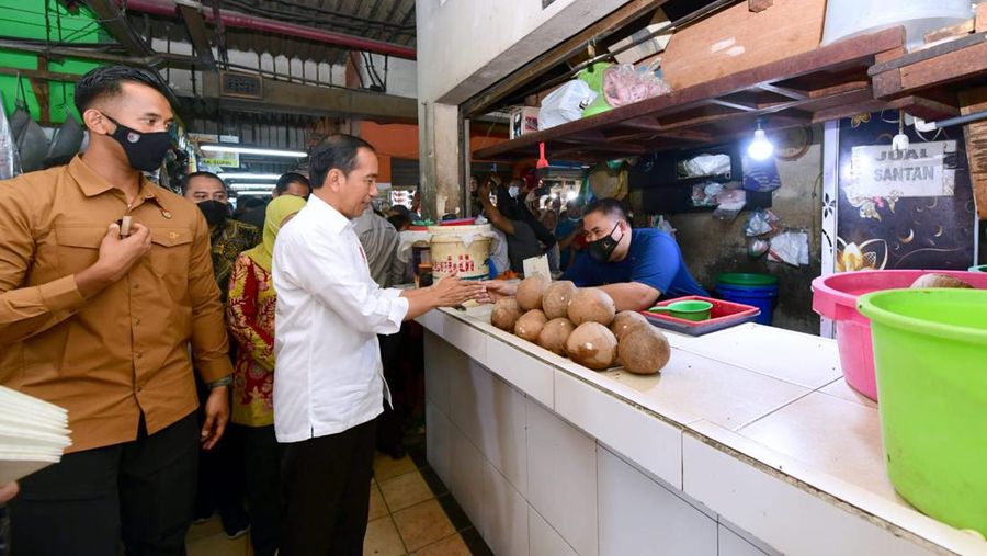Presiden Joko Widodo mengunjungi Pasar Wonokromo, Kota Surabaya, Provinsi Jawa Timur, pada Sabtu, 18 Februari 2023, untuk mengecek harga bahan pangan seperti beras, minyak goreng, dan telur. Foto: BPMI Setpres/Muchlis Jr.