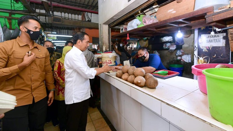 Presiden Joko Widodo mengunjungi Pasar Wonokromo, Kota Surabaya, Provinsi Jawa Timur, pada Sabtu, 18 Februari 2023, untuk mengecek harga bahan pangan seperti beras, minyak goreng, dan telur. Foto: BPMI Setpres/Muchlis Jr.