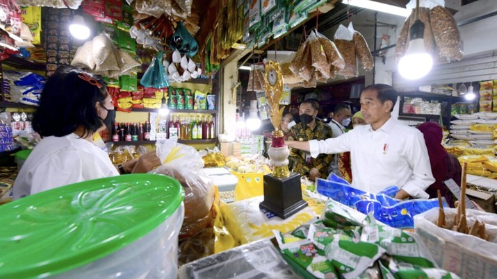Presiden Joko Widodo mengunjungi Pasar Wonokromo, Kota Surabaya, Provinsi Jawa Timur, pada Sabtu, 18 Februari 2023, untuk mengecek harga bahan pangan seperti beras, minyak goreng, dan telur. Foto: BPMI Setpres/Muchlis Jr. Presiden Joko Widodo mengunjungi Pasar Wonokromo, Kota Surabaya, Provinsi Jawa Timur, pada Sabtu, 18 Februari 2023, untuk mengecek harga bahan pangan seperti beras, minyak goreng, dan telur. Foto: BPMI Setpres/Muchlis Jr.