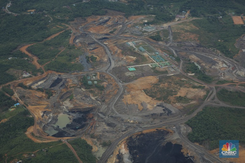 Foto udara menunjukkan tambang ilegal yang berada di wilayah Kutai Kartanegara, Kalimantan Timur. (CNBC Indonesia/Tri Susilo)