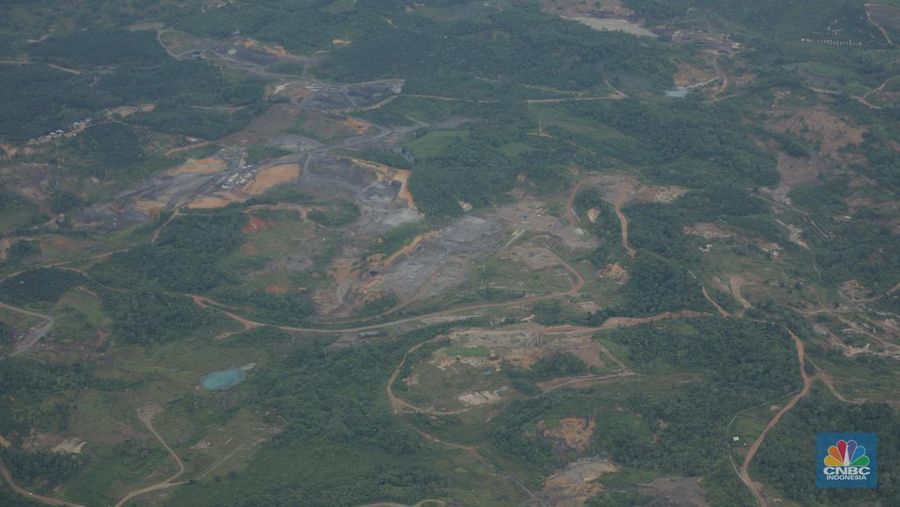 Foto udara menunjukkan tambang ilegal yang berada di wilayah Kutai Kartanegara, Kalimantan Timur. (CNBC Indonesia/Tri Susilo)