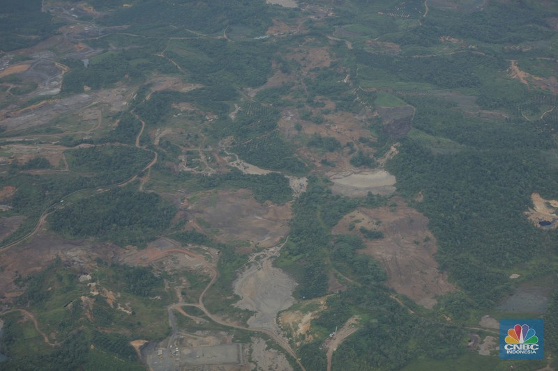 Foto udara menunjukkan tambang ilegal yang berada di wilayah Kutai Kartanegara, Kalimantan Timur. (CNBC Indonesia/Tri Susilo)