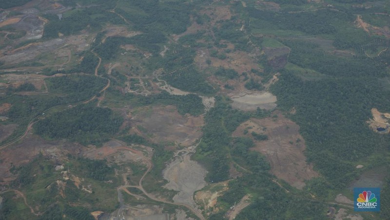Foto udara menunjukkan tambang ilegal yang berada di wilayah Kutai Kartanegara, Kalimantan Timur. (CNBC Indonesia/Tri Susilo)