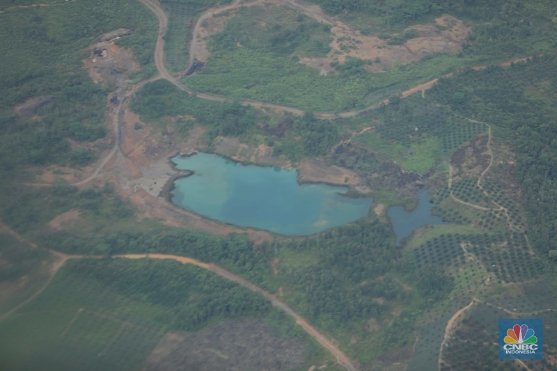 Foto udara menunjukkan tambang ilegal yang berada di wilayah Kutai Kartanegara, Kalimantan Timur. (CNBC Indonesia/Tri Susilo)