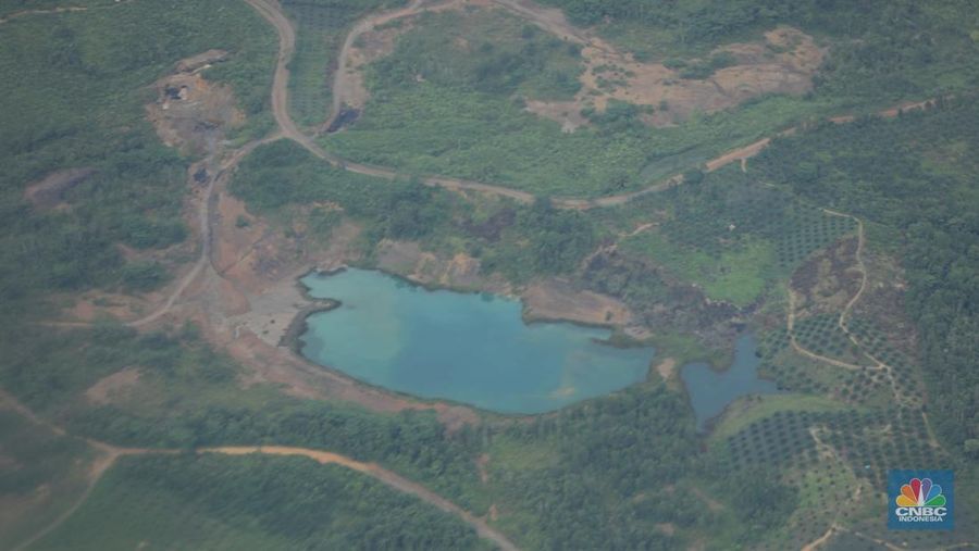Foto udara menunjukkan tambang ilegal yang berada di wilayah Kutai Kartanegara, Kalimantan Timur. (CNBC Indonesia/Tri Susilo)