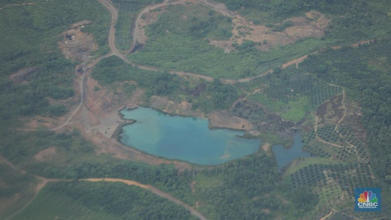 Foto udara menunjukkan tambang ilegal yang berada di wilayah Kutai Kartanegara, Kalimantan Timur. (CNBC Indonesia/Tri Susilo)
