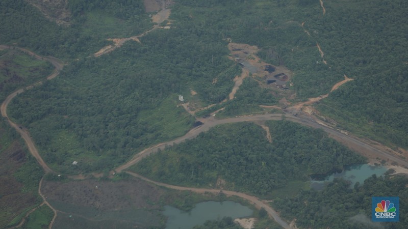 Foto udara menunjukkan tambang ilegal yang berada di wilayah Kutai Kartanegara, Kalimantan Timur. (CNBC Indonesia/Tri Susilo)