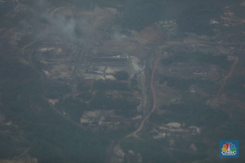 Foto udara menunjukkan tambang ilegal yang berada di wilayah Kutai Kartanegara, Kalimantan Timur. (CNBC Indonesia/Tri Susilo)
