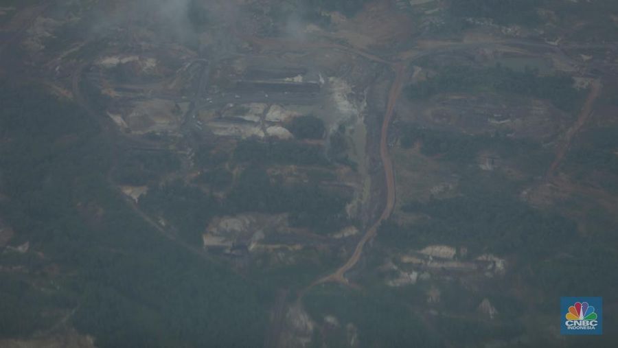 Foto udara menunjukkan tambang ilegal yang berada di wilayah Kutai Kartanegara, Kalimantan Timur. (CNBC Indonesia/Tri Susilo)