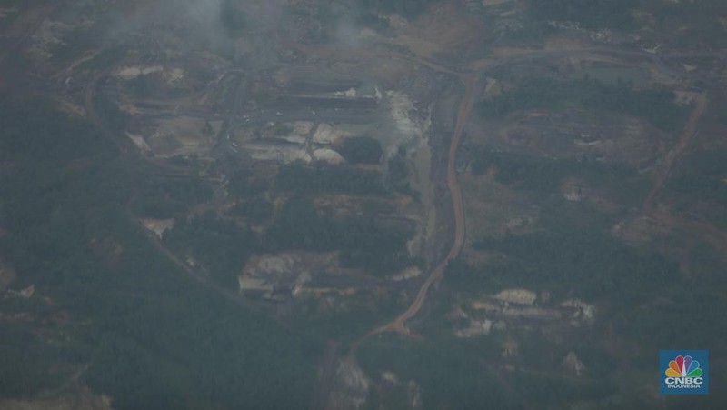 Foto udara menunjukkan tambang ilegal yang berada di wilayah Kutai Kartanegara, Kalimantan Timur. (CNBC Indonesia/Tri Susilo)