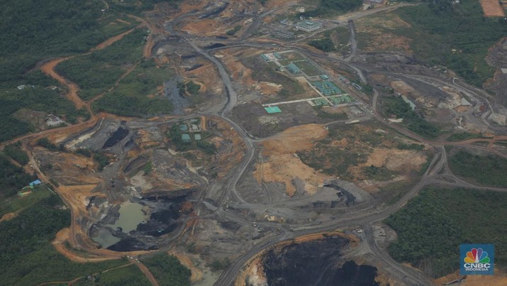 Foto udara menunjukkan tambang ilegal yang berada di wilayah Kutai Kartanegara, Kalimantan Timur. (CNBC Indonesia/Tri Susilo)