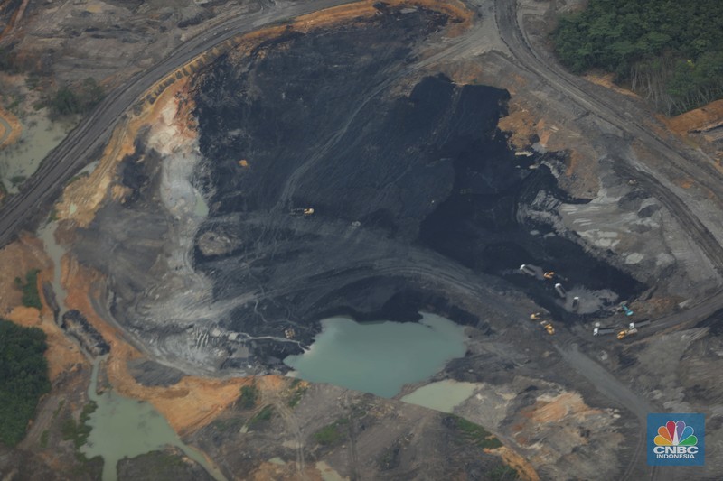 Foto udara menunjukkan tambang ilegal yang berada di wilayah Kutai Kartanegara, Kalimantan Timur. (CNBC Indonesia/Tri Susilo)