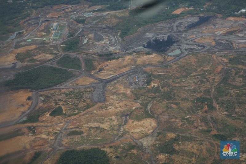 Foto udara menunjukkan tambang ilegal yang berada di wilayah Kutai Kartanegara, Kalimantan Timur. (CNBC Indonesia/Tri Susilo) Foto udara menunjukkan tambang ilegal yang berada di wilayah Kutai Kartanegara, Kalimantan Timur. (CNBC Indonesia/Tri Susilo)