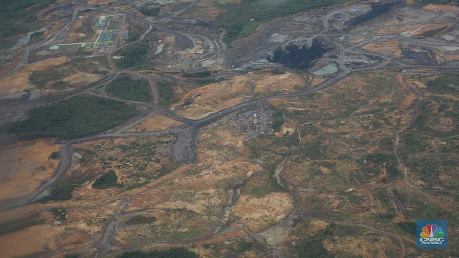 Foto udara menunjukkan tambang ilegal yang berada di wilayah Kutai Kartanegara, Kalimantan Timur. (CNBC Indonesia/Tri Susilo)