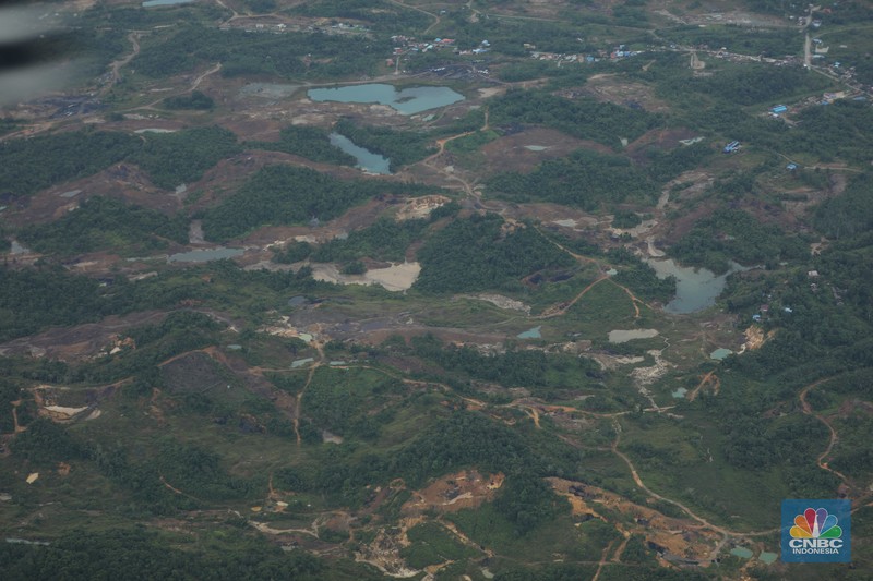 Foto udara menunjukkan tambang ilegal yang berada di wilayah Kutai Kartanegara, Kalimantan Timur. (CNBC Indonesia/Tri Susilo)