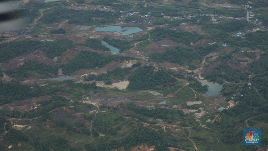 Foto udara menunjukkan tambang ilegal yang berada di wilayah Kutai Kartanegara, Kalimantan Timur. (վ/Tri Susilo)