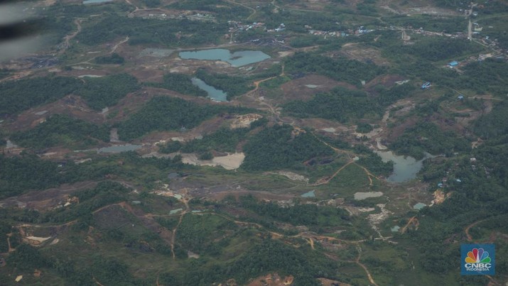 Foto udara menunjukkan tambang ilegal yang berada di wilayah Kutai Kartanegara, Kalimantan Timur. (CNBC Indonesia/Tri Susilo)