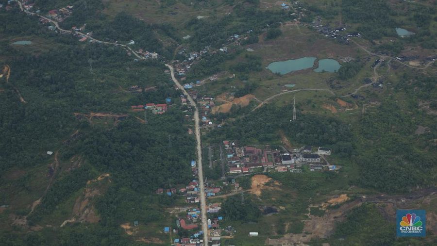 Foto udara menunjukkan tambang ilegal yang berada di wilayah Kutai Kartanegara, Kalimantan Timur. (CNBC Indonesia/Tri Susilo)