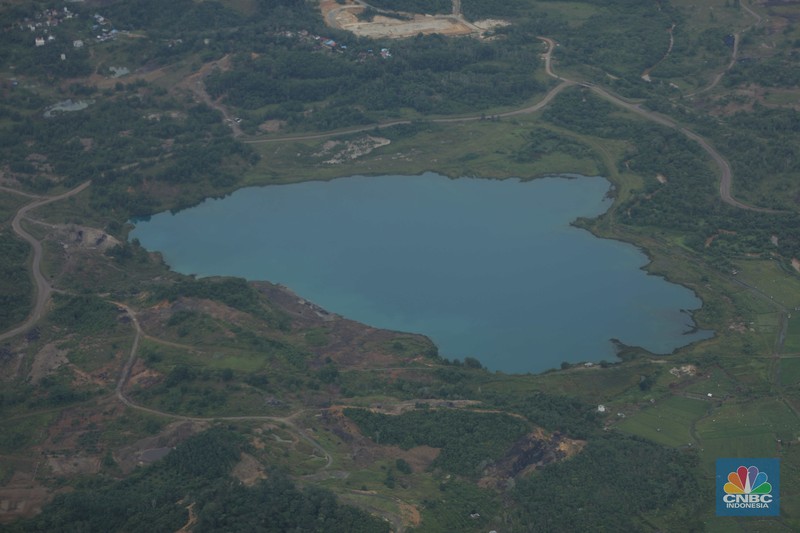 Foto udara menunjukkan tambang ilegal yang berada di wilayah Kutai Kartanegara, Kalimantan Timur. (CNBC Indonesia/Tri Susilo)