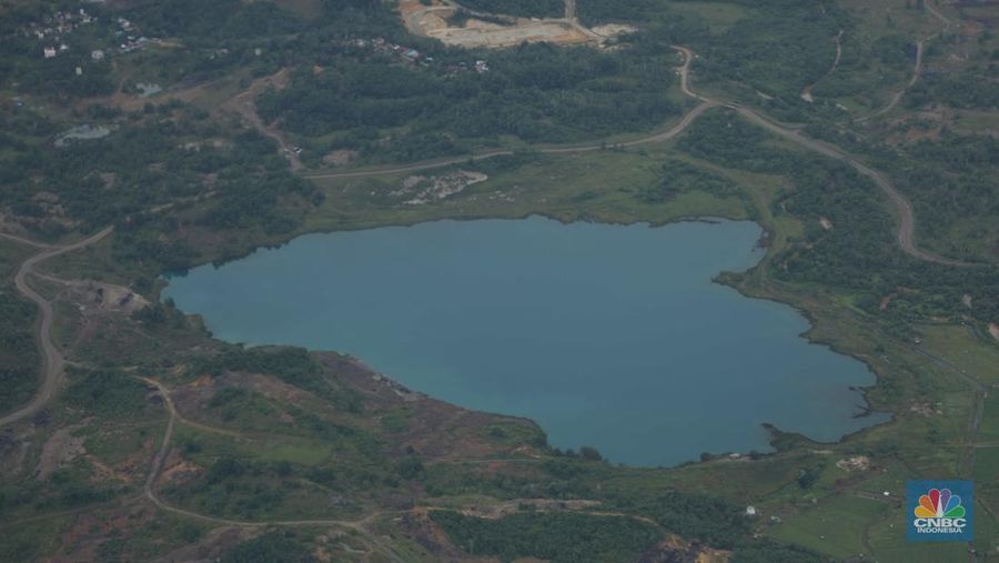 Foto udara menunjukkan tambang ilegal yang berada di wilayah Kutai Kartanegara, Kalimantan Timur. (CNBC Indonesia/Tri Susilo)